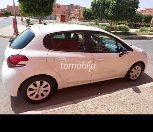 Peugeot 208  2017 Essence 110000Km Kelaat Es-Sraghna #100055 plein